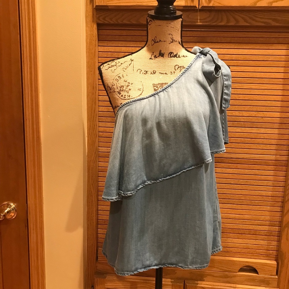 Cloth & Stone Sleeveless Chambray Top - Picture 2 of 6